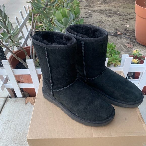 UGG
ITEM:CLASSIC SHORT II
COLOR: Black
SIZE: 6 - Picture 6 of 12
